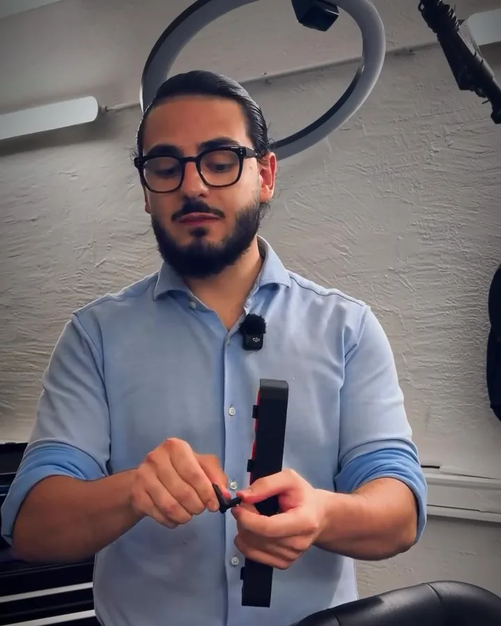 Le support tenu à deux mains et tordu pour montrer la souplesse des languettes