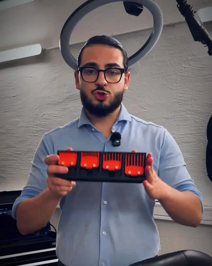 Le Support de Sabot tenu à deux mains, ses quatre sabots orange alignés